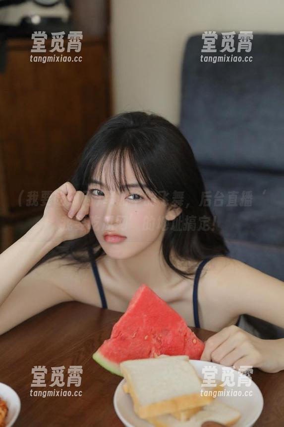军训中的飞舞，后台直播‘我要吃瓜网’的地址搞定！